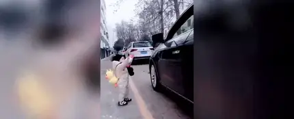 Un niño de 15 meses da una lección medioambiental a un hombre devolviéndole la botella que había tirado al suelo Un niño de 15 meses da una lección medioambiental a un hombre devolviéndole la botella que había tirado al suelo