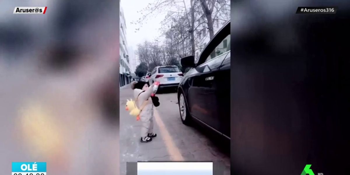 Un niño de 15 meses da una lección medioambiental a un hombre devolviéndole la botella que había tirado al suelo