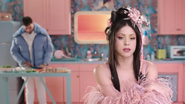 Shakira y Anuel AA en el videoclip de 'Me Gusta'