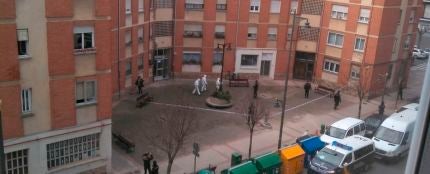 Efectivos de la Policía Nacional notifican en la calle Huesca de Logroño el aislamiento a afectados por coronavirus