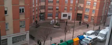 Efectivos de la Policía Nacional notifican en la calle Huesca de Logroño el aislamiento a afectados por coronavirus Efectivos de la Policía Nacional notifican en la calle Huesca de Logroño el aislamiento a afectados por coronavirus