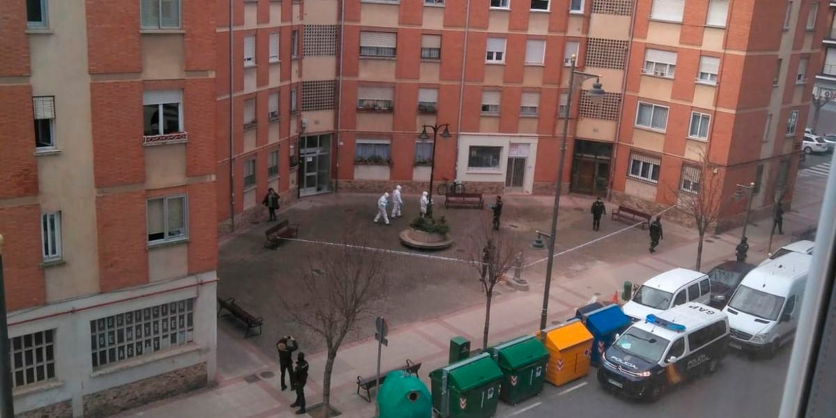 Efectivos de la Policía Nacional notifican en la calle Huesca de Logroño el aislamiento a afectados por coronavirus