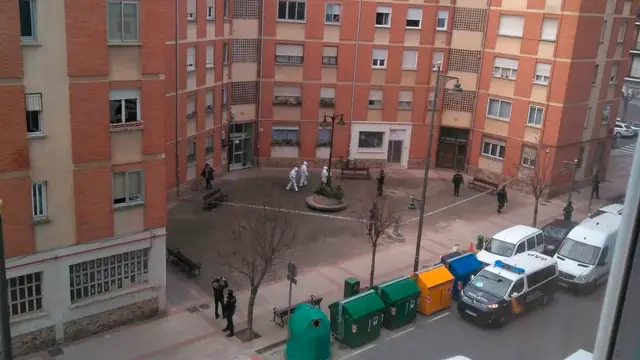 Efectivos de la Policía Nacional notifican en la calle Huesca de Logroño el aislamiento a afectados por coronavirus