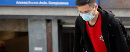 Un joven con mascarilla en el acceso a la estación de metro de Ciudad Universitaria, en Madrid Un joven con mascarilla en el acceso a la estación de metro de Ciudad Universitaria, en Madrid