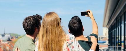 Tres jóvenes haciéndose un selfie