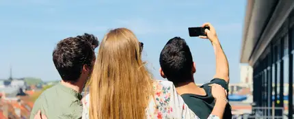 Tres jóvenes haciéndose un selfie Tres jóvenes haciéndose un selfie