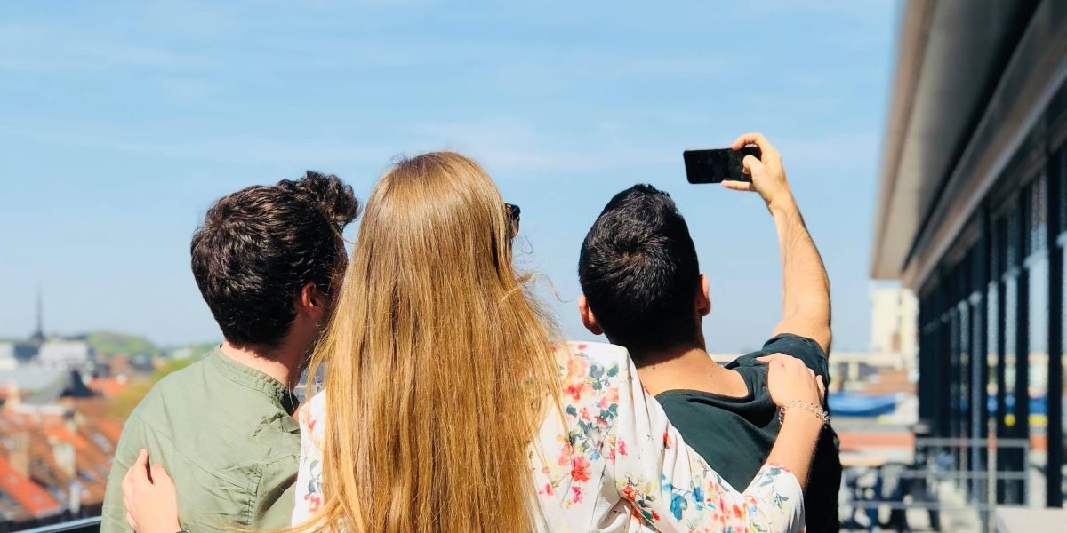 Tres jóvenes haciéndose un selfie
