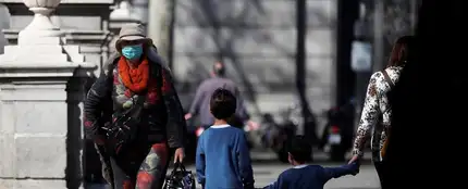 Un par de niños cruzan una calle en Madrid Un par de niños cruzan una calle en Madrid