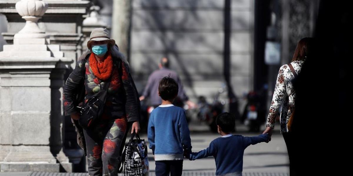 Un par de niños cruzan una calle en Madrid