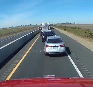 La sorprendente y ejemplar reacción de un camionero cuando otro conductor empieza a tirar basura a la carretera La sorprendente y ejemplar reacción de un camionero cuando otro conductor empieza a tirar basura a la carretera