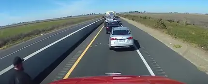 La sorprendente y ejemplar reacción de un camionero cuando otro conductor empieza a tirar basura a la carretera La sorprendente y ejemplar reacción de un camionero cuando otro conductor empieza a tirar basura a la carretera