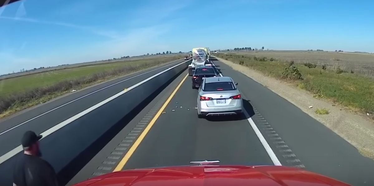 La sorprendente y ejemplar reacción de un camionero cuando otro conductor empieza a tirar basura a la carretera