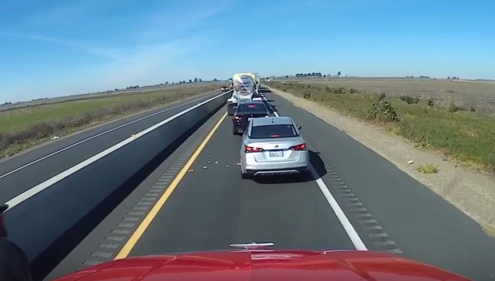 La sorprendente y ejemplar reacción de un camionero cuando otro conductor empieza a tirar basura a la carretera 