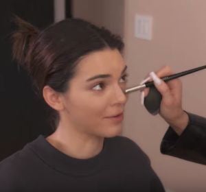Kylie Jenner maquilla a su hermana Kendall Kylie Jenner maquilla a su hermana Kendall
