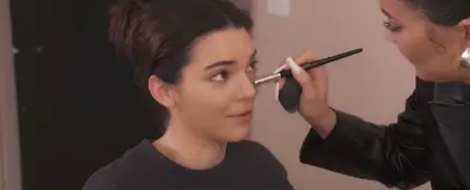 Kylie Jenner maquilla a su hermana Kendall Kylie Jenner maquilla a su hermana Kendall