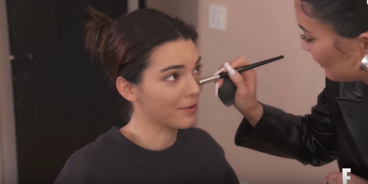 Kylie Jenner maquilla a su hermana Kendall