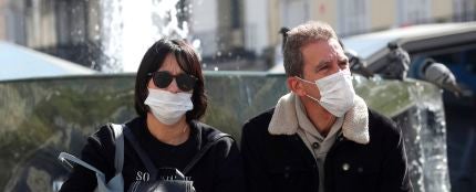 Dos ciudadanos con mascarillas, en Madrid