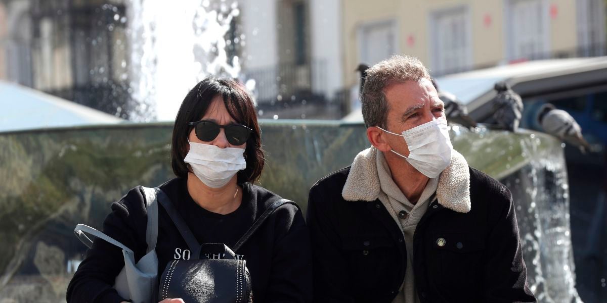 Dos ciudadanos con mascarillas, en Madrid