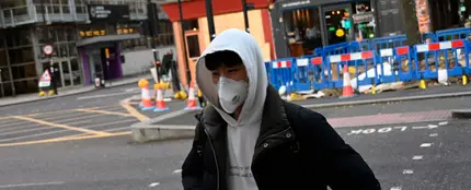 Un ciudadano británico, con rollos de papel higiénico en el brazo izquierdo Un ciudadano británico, con rollos de papel higiénico en el brazo izquierdo