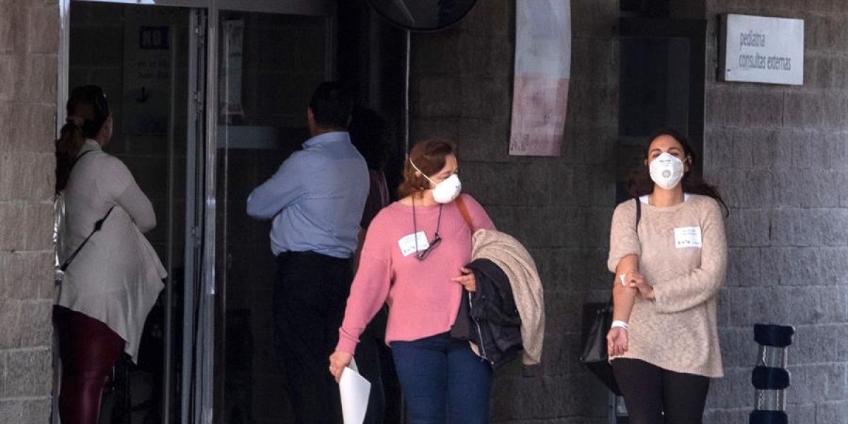 Dos mujeres con mascarillas