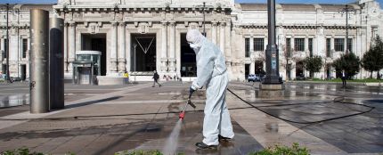 Un operario de limpieza desinfecta una zona de Italia