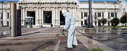Un operario de limpieza desinfecta una zona de Italia Un operario de limpieza desinfecta una zona de Italia