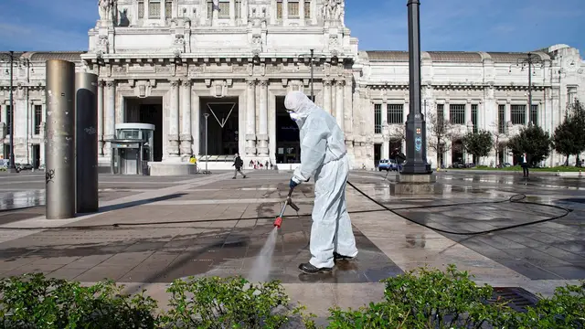 Un operario de limpieza desinfecta una zona de Italia