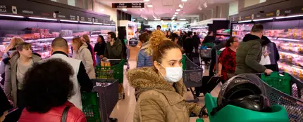 Decenas de ciudadanos acuden a un supermercado Decenas de ciudadanos acuden a un supermercado