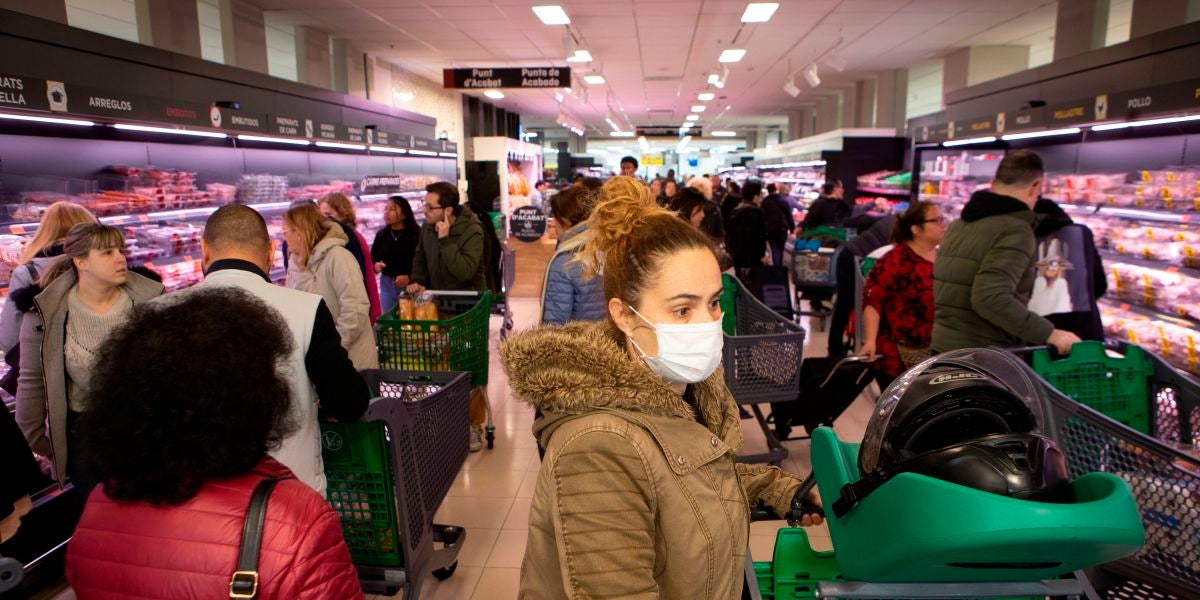 Decenas de ciudadanos acuden a un supermercado