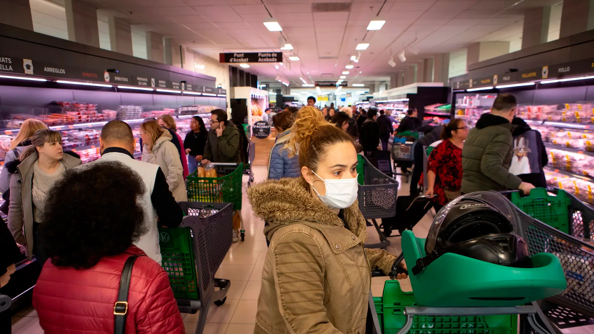 Decenas de ciudadanos acuden a un supermercado