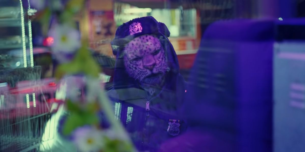 Escena del videoclip 'Trouble In Town' de Coldplay