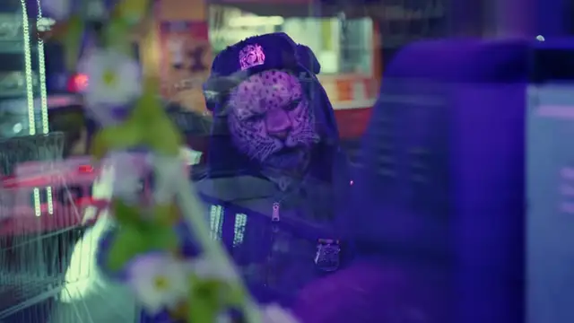 Escena del videoclip 'Trouble In Town' de Coldplay
