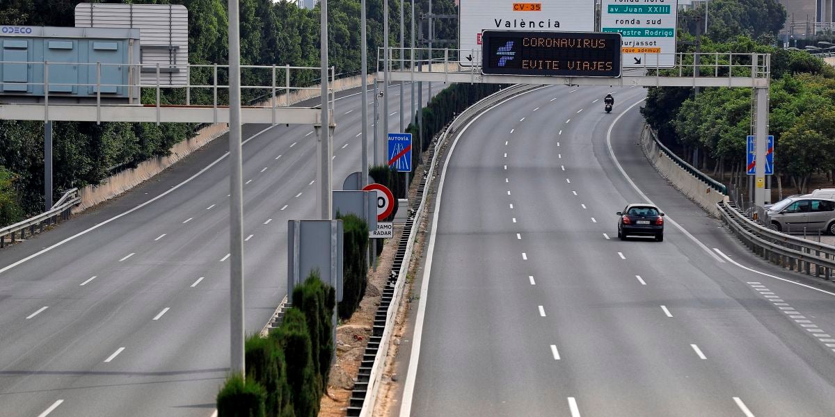 Un coche circula por una carretera vacía tras la implantación del Real Decreto por el coronavirus