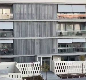 Vecinos de una urbanización juegan al bingo desde sus balcones Vecinos de una urbanización juegan al bingo desde sus balcones