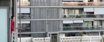 Vecinos de una urbanización juegan al bingo desde sus balcones Vecinos de una urbanización juegan al bingo desde sus balcones