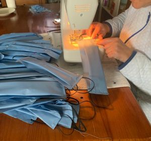 Una mujer cose a máquina mascarillas en Petrer. Una mujer cose a máquina mascarillas en Petrer.