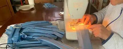 Una mujer cose a máquina mascarillas en Petrer. Una mujer cose a máquina mascarillas en Petrer.