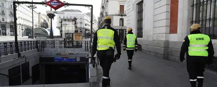 Efectivos de la UME vigilan la madrileña Puerta del Sol Efectivos de la UME vigilan la madrileña Puerta del Sol