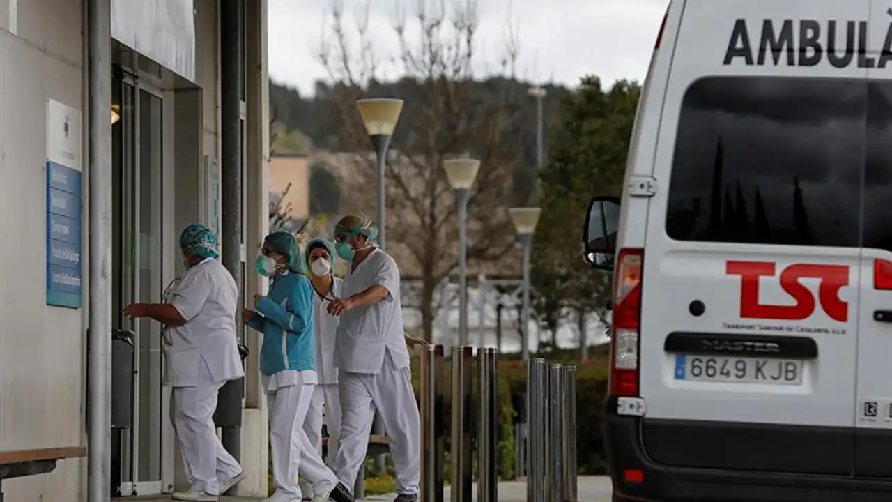 Sanitarios atendiendo en la crisis del coronavirus Sanitarios atendiendo en la crisis del coronavirus