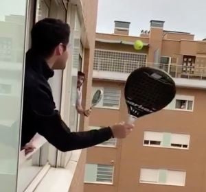 Jugando al padel con su vecino Jugando al padel con su vecino