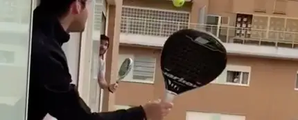 Jugando al padel con su vecino Jugando al padel con su vecino