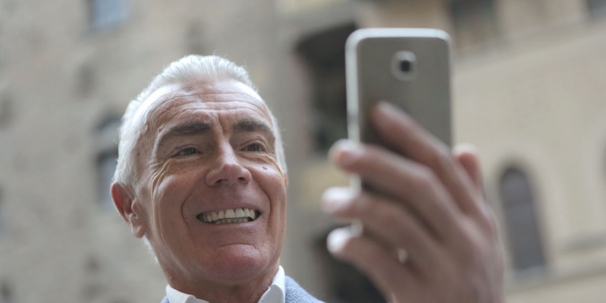 Un hombre hace una videollamada desde su teléfono móvil