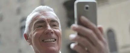 Un hombre hace una videollamada desde su teléfono móvil Un hombre hace una videollamada desde su teléfono móvil