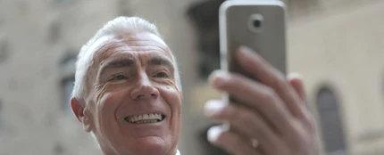 Un hombre hace una videollamada desde su teléfono móvil Un hombre hace una videollamada desde su teléfono móvil