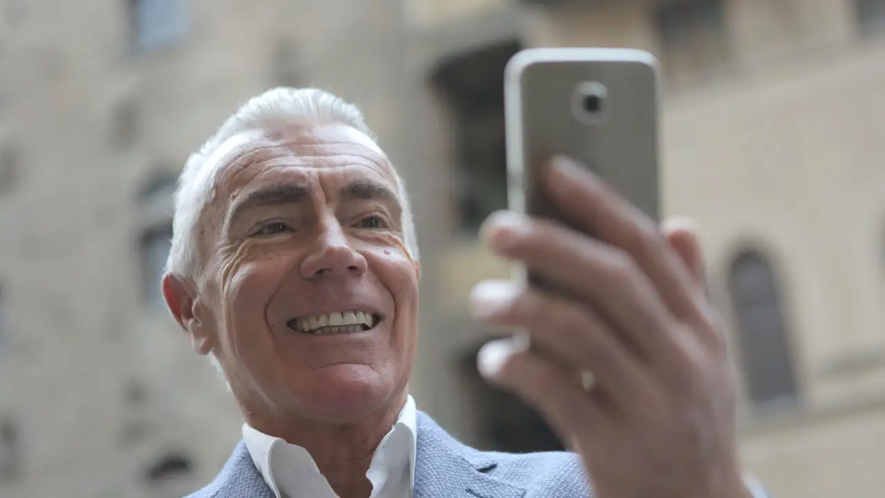 Un hombre hace una videollamada desde su teléfono móvil Un hombre hace una videollamada desde su teléfono móvil