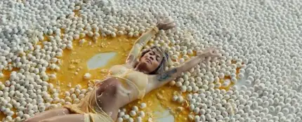 Rita Ora en el vídeo de 'How To Be Lonely' Rita Ora en el vídeo de 'How To Be Lonely'