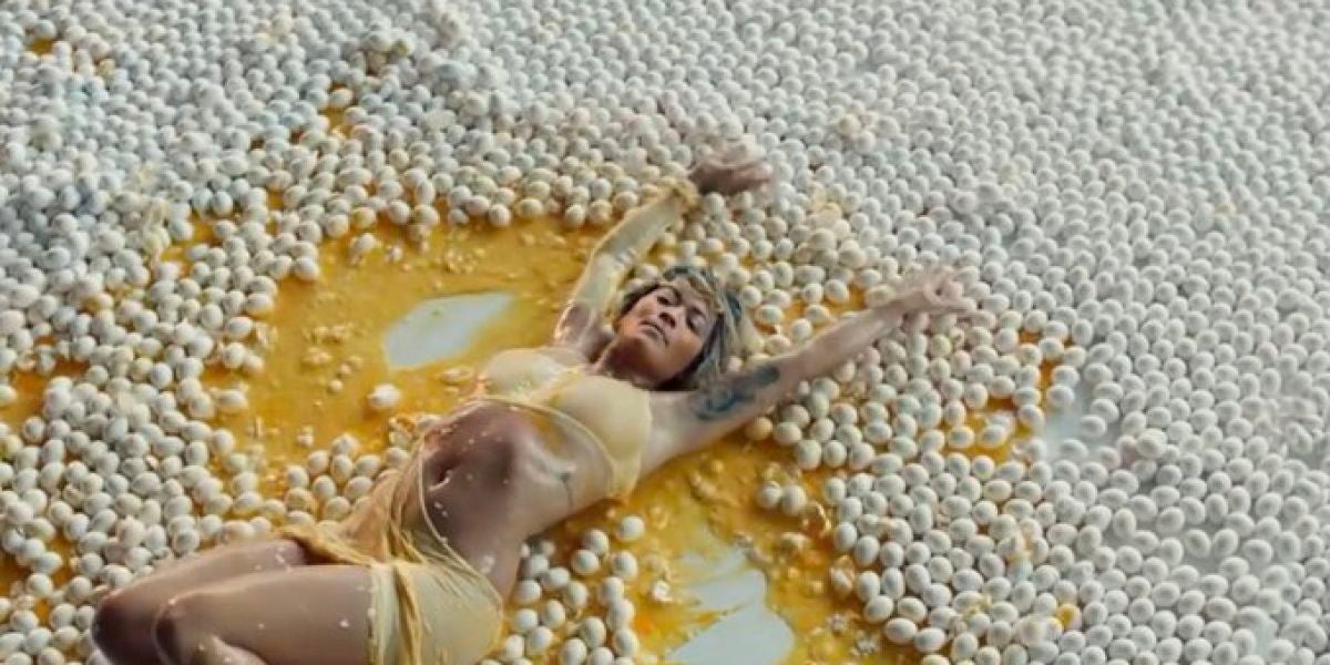 Rita Ora en el vídeo de 'How To Be Lonely'