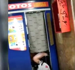 Pillados manteniendo sexo en un fotomatón del metro de Barcelona Pillados manteniendo sexo en un fotomatón del metro de Barcelona