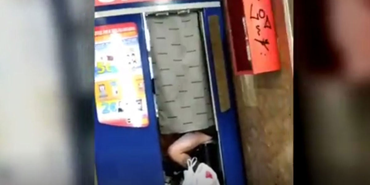 Pillados manteniendo sexo en un fotomatón del metro de Barcelona