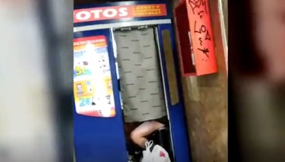 Pillados manteniendo sexo en un fotomatón del metro de Barcelona